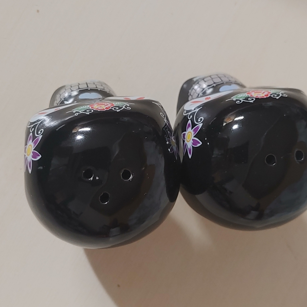 Sugar Skull Salt & Pepper Shakers - Picture 3 of 4